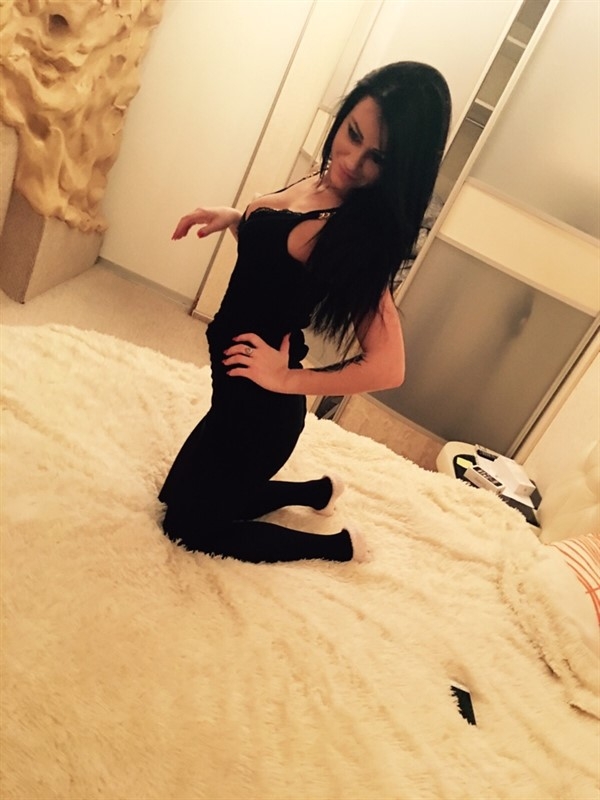 Мое тело наполнено соблазнительными изгибами, а мои нежные губки искренне жаждут знакомства с тобой. Я могу предложить тебе незабываемые моменты наслаждения и радости. Мои услуги включают интимную близость, массаж, ролевые игры и многое другое, чтобы подарить тебе настоящее блаженство. Мои фото подчеркнут мою красоту и сексуальность. Клиенты оставили самые лестные отзывы, и я горжусь своей репутацией. Позволь мне показать тебе неповторимый мир наслаждения. Жду твоего звонка, чтобы воплотить в жизнь все свои фантазии. 💋🌹 20135, 20 лет